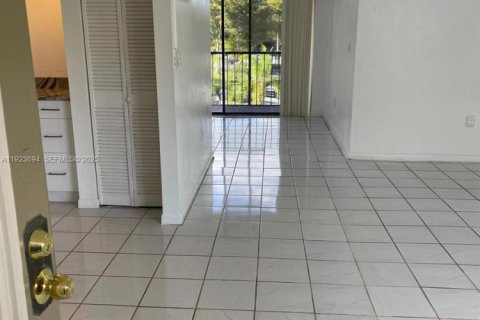 Condominio en alquiler en Miami, Florida, 3 dormitorios, 96.62 m2 № 1986128 - foto 4