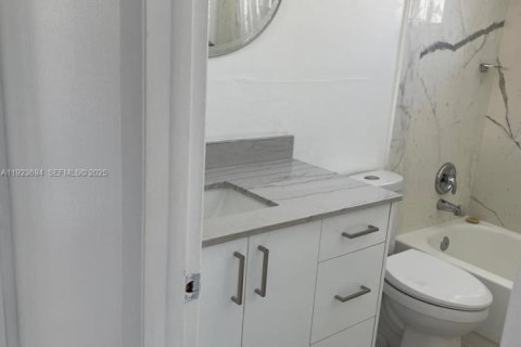 Condominio en alquiler en Miami, Florida, 3 dormitorios, 96.62 m2 № 1986128 - foto 12