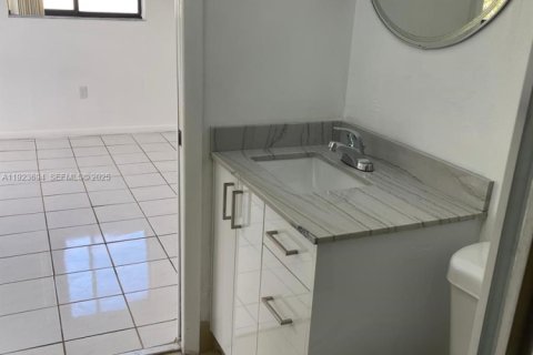 Condominio en alquiler en Miami, Florida, 3 dormitorios, 96.62 m2 № 1986128 - foto 6