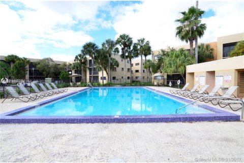 Condominio en alquiler en Miami, Florida, 3 dormitorios, 96.62 m2 № 1986128 - foto 20