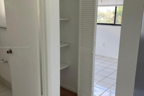 Condominio en alquiler en Miami, Florida, 3 dormitorios, 96.62 m2 № 1986128 - foto 13