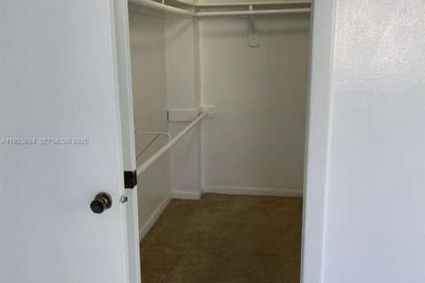 Condominio en alquiler en Miami, Florida, 3 dormitorios, 96.62 m2 № 1986128 - foto 8