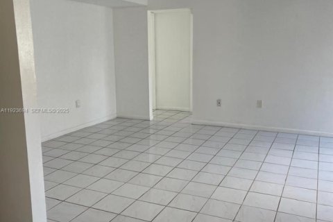 Condominio en alquiler en Miami, Florida, 3 dormitorios, 96.62 m2 № 1986128 - foto 16