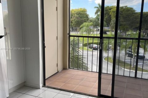 Condominio en alquiler en Miami, Florida, 3 dormitorios, 96.62 m2 № 1986128 - foto 3