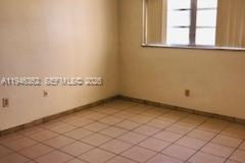 Apartment in Hialeah Gardens, Florida 66.43 sq.m. № 2002751 - photo 4