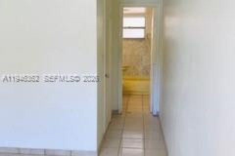 Apartment in Hialeah Gardens, Florida 66.43 sq.m. № 2002751 - photo 7