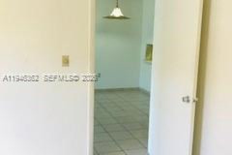 Apartment in Hialeah Gardens, Florida 66.43 sq.m. № 2002751 - photo 9