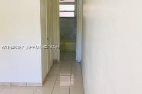 Apartment in Hialeah Gardens, Florida 66.43 sq.m. № 2002751 - photo 5