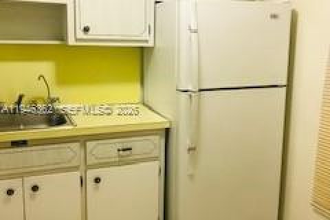 Apartment in Hialeah Gardens, Florida 66.43 sq.m. № 2002751 - photo 10