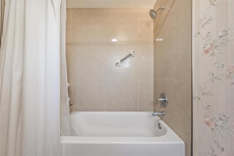 House in Temple Terrace, Florida 4 bedrooms, 208.57 sq.m. № 2132809 - photo 27