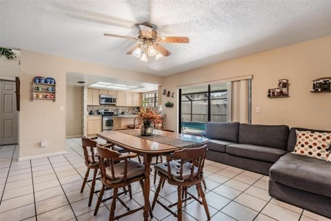 House in Temple Terrace, Florida 4 bedrooms, 208.57 sq.m. № 2132809 - photo 18