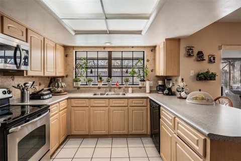 House in Temple Terrace, Florida 4 bedrooms, 208.57 sq.m. № 2132809 - photo 11