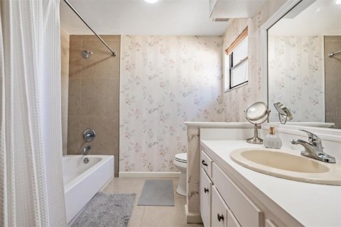 House in Temple Terrace, Florida 4 bedrooms, 208.57 sq.m. № 2132809 - photo 25