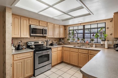 House in Temple Terrace, Florida 4 bedrooms, 208.57 sq.m. № 2132809 - photo 12