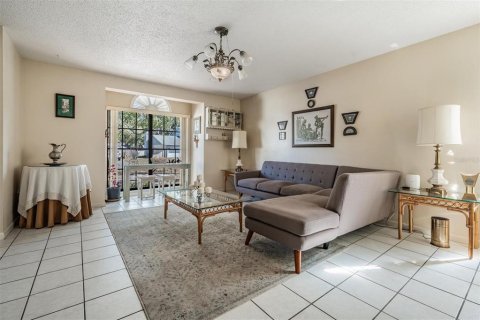 House in Temple Terrace, Florida 4 bedrooms, 208.57 sq.m. № 2132809 - photo 9