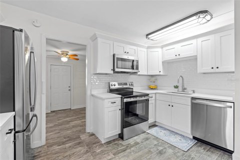 House in Saint Petersburg, Florida 2 bedrooms, 69.49 sq.m. № 1854454 - photo 5