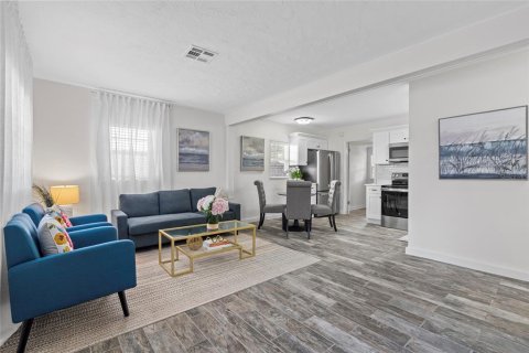House in Saint Petersburg, Florida 2 bedrooms, 69.49 sq.m. № 1854454 - photo 3