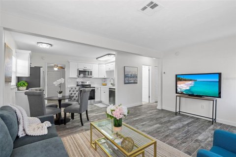 House in Saint Petersburg, Florida 2 bedrooms, 69.49 sq.m. № 1854454 - photo 4