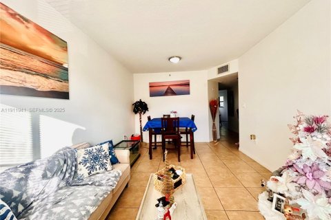 Купить кондоминиум в Катлер-Бей, Флорида 2 спальни, 75.9м2, № 1967384 - фото 4