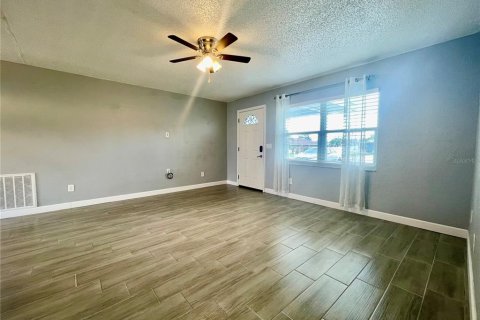 Villa ou maison à louer à Deltona, Floride: 2 chambres, 91.97 m2 № 2383913 - photo 17