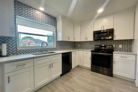 Villa ou maison à louer à Deltona, Floride: 2 chambres, 91.97 m2 № 2383913 - photo 13