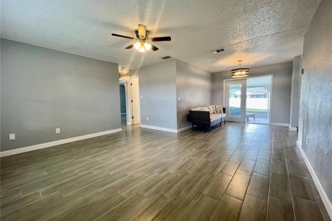 Villa ou maison à louer à Deltona, Floride: 2 chambres, 91.97 m2 № 2383913 - photo 3