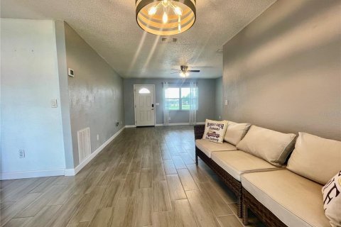 Villa ou maison à louer à Deltona, Floride: 2 chambres, 91.97 m2 № 2383913 - photo 15