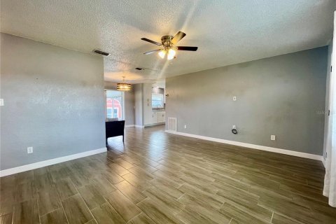 Villa ou maison à louer à Deltona, Floride: 2 chambres, 91.97 m2 № 2383913 - photo 18