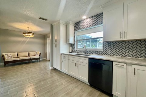 Villa ou maison à louer à Deltona, Floride: 2 chambres, 91.97 m2 № 2383913 - photo 10