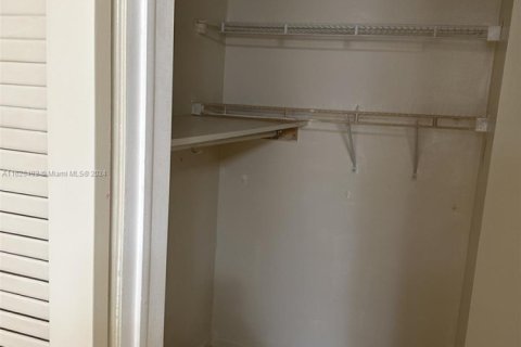 Condo in Pembroke Pines, Florida, 2 bedrooms  № 1811756 - photo 4