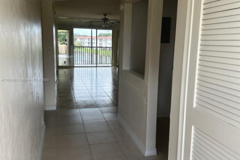 Condo in Pembroke Pines, Florida, 2 bedrooms  № 1811756 - photo 2