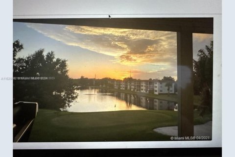 Condo in Pembroke Pines, Florida, 2 bedrooms  № 1811756 - photo 1