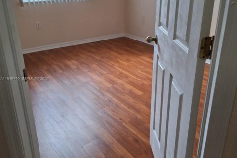 Townhouse in Margate, Florida 3 bedrooms, 141.03 sq.m. № 1994929 - photo 13