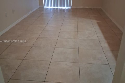 Townhouse in Margate, Florida 3 bedrooms, 141.03 sq.m. № 1994929 - photo 4