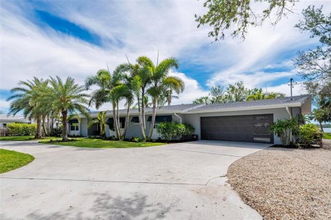 House in Placida, Florida 3 bedrooms, 246.01 sq.m. № 1549359 - photo 1