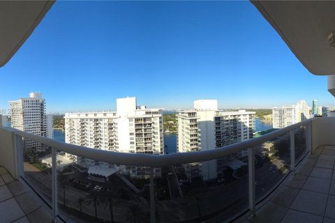 Condo in Miami Beach, Florida, 2 bedrooms  № 1727350 - photo 1