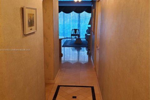 Condo in Miami Beach, Florida, 2 bedrooms  № 1727350 - photo 23
