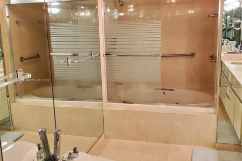 Condo in Miami Beach, Florida, 2 bedrooms  № 1727350 - photo 17
