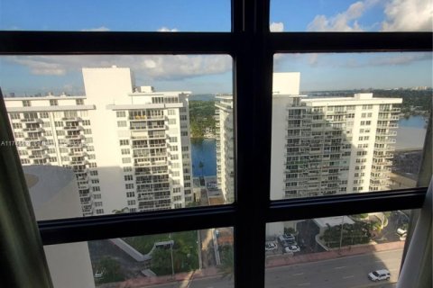 Condo in Miami Beach, Florida, 2 bedrooms  № 1727350 - photo 16