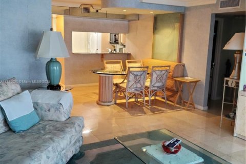 Condo in Miami Beach, Florida, 2 bedrooms  № 1727350 - photo 6