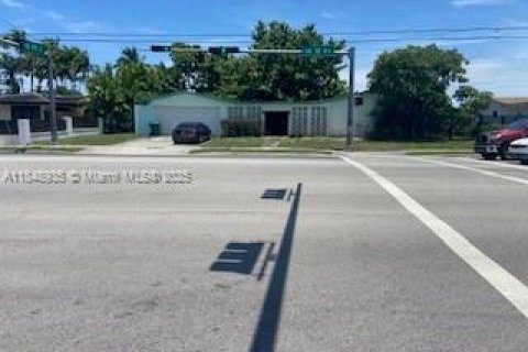 House in Miami, Florida 4 bedrooms, 240.52 sq.m. № 1850722 - photo 3
