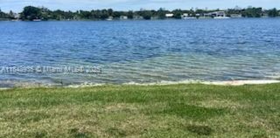 House in Miami, Florida 4 bedrooms, 240.52 sq.m. № 1850722