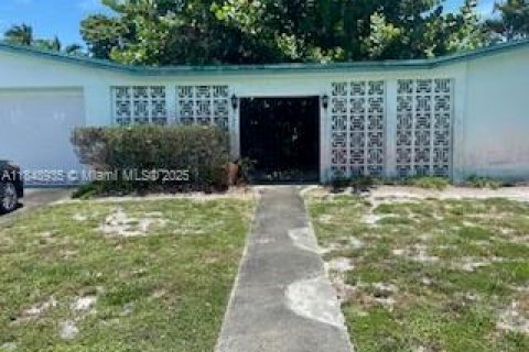 House in Miami, Florida 4 bedrooms, 240.52 sq.m. № 1850722 - photo 2