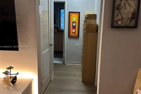 House in Miami, Florida 2 bedrooms, 128.95 sq.m. № 2045835 - photo 3