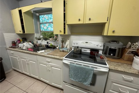 House in Miami, Florida 2 bedrooms, 128.95 sq.m. № 2045835 - photo 10