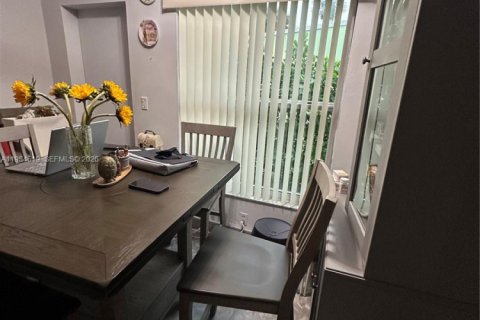 House in Miami, Florida 2 bedrooms, 128.95 sq.m. № 2045835 - photo 13