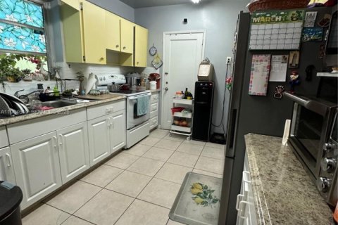 House in Miami, Florida 2 bedrooms, 128.95 sq.m. № 2045835 - photo 11