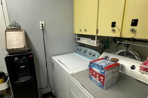 House in Miami, Florida 2 bedrooms, 128.95 sq.m. № 2045835 - photo 12