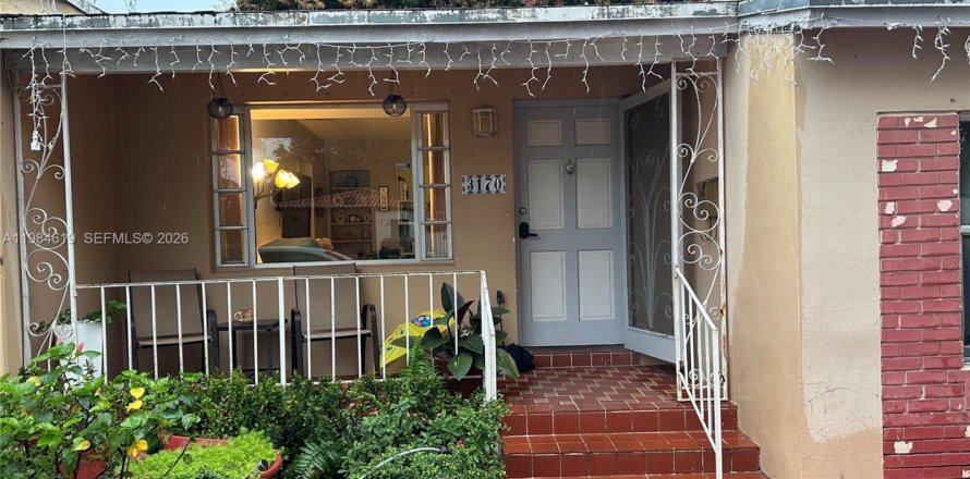 House in Miami, Florida 2 bedrooms, 128.95 sq.m. № 2045835