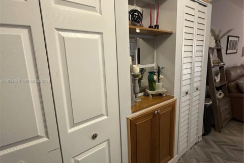 House in Miami, Florida 2 bedrooms, 128.95 sq.m. № 2045835 - photo 4